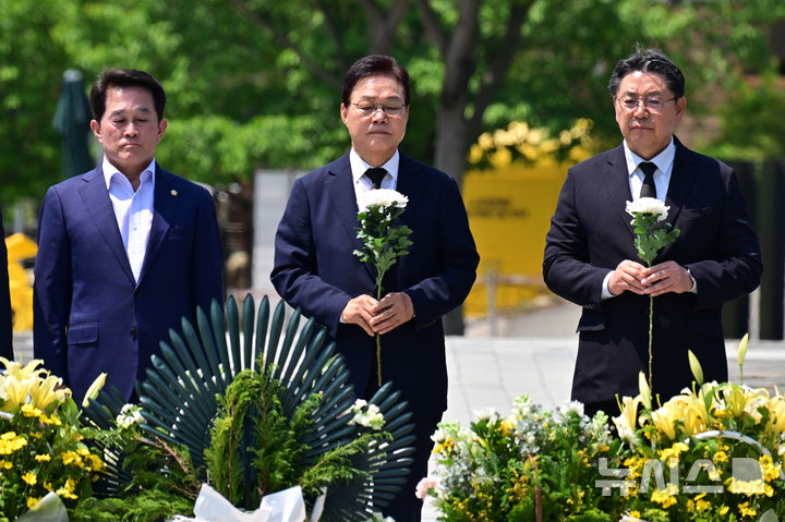 [김해=뉴시스] 차용현 기자 = 27일 오전 박완수 경남지사가 홍태용 김해시장 후보(오른쪽) 등과 함께 김해시 진영읍 봉하마을을 찾아 고 노무현 전 대통령 묘역을 참배하고 있다. 2026.04.27. con@newsis.com