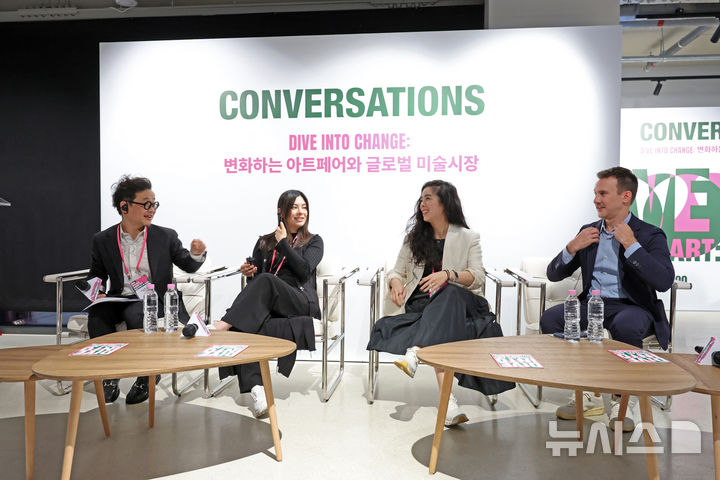 [서울=뉴시스] 박진희 기자 = 이장욱 스페이스K 수석 큐레이터, 클라우디아 찬(Claudia Chan) 아트바젤 홍콩 콘텐츠 책임 및 중진 갤러리 관계 매니저, 비올라 야오(Viola Yao) 아트 타이페이 아트 디렉터, 코리 앤드류 바(Corey Andrew Barr) 아트 센트럴 디렉터가 27일 서울 용산구 페츠에서 문화체육관광부와 (재)예술경영지원센터 주최 ‘다이브 인투 코리안 아트: 갤러리즈 인 서울(Dive into Korean Art: Galleries in Seoul)’ 토크 프로그램 'CONVERSATION'에 참석하여 '전환기의 아트페어: 새로운 도전과 지속가능한 성장 전략'을 주제로 토론하고 있다. 2026.04.27. pak7130@newsis.com