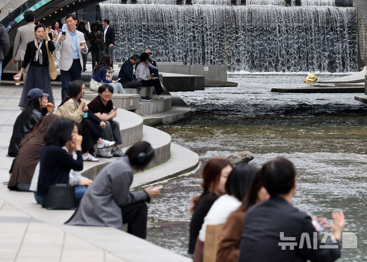 [서울=뉴시스] 배훈식 기자 = 서울 낮 최고기온 22도, 대구 27도 등 전국 곳곳의 기온이 20도를 넘어선 지난달 27일 오후 서울 종로구 청계천을 찾은 시민들이 가벼운 산들바람을 맞으며 따뜻한 날씨를 즐기고 있다. 2026.04.27. dahora83@newsis.com
