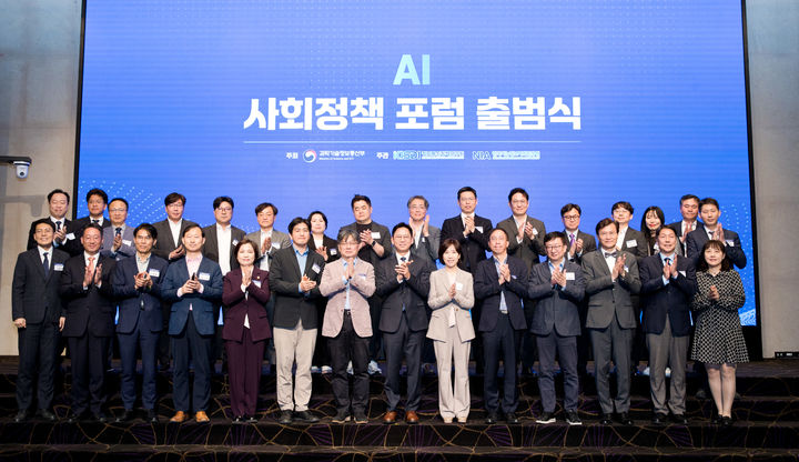 [서울=뉴시스] 배경훈 부총리 겸 과학기술정보통신부 장관이 27일 오전 서울 서초구 엘타워에서 열린 'AI 사회정책 포럼 출범식' 에서 참석자들과 기념촬영을 하고 있다.앞줄 왼쪽 일곱 번째부터 이상욱 한양대학교 교수(포럼 위원장), 배경훈 부총리, 이은주 서울대학교 교수, 이상규 정보통신정책연구원장, 이원태 국가인공지능전략위원회 위원, 김명주 인공지능안전연구소장. (사진=과학기술정보통신부 제공). 2026.04.27. photo@newsis.com *재판매 및 DB 금지