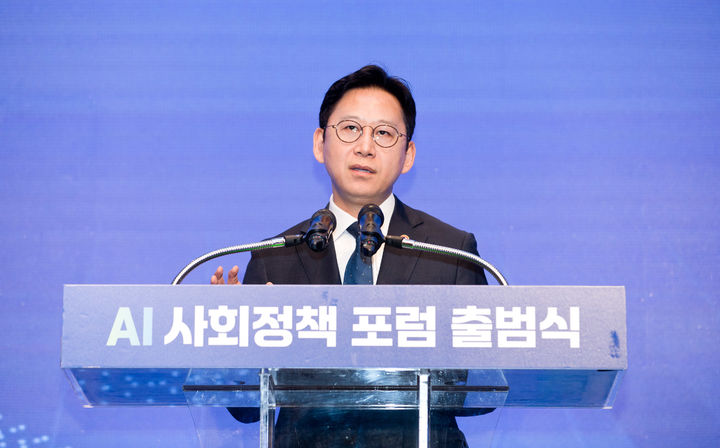 [서울=뉴시스] 배경훈 부총리 겸 과학기술정보통신부 장관이 27일 오전 서울 서초구 엘타워에서 열린 'AI 사회정책 포럼 출범식' 에서 환영사를 하고 있다. (사진=과학기술정보통신부 제공). 2026.04.27. photo@newsis.com *재판매 및 DB 금지