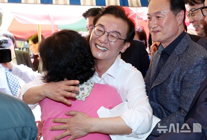  [부산=뉴시스] 하경민 기자 = 전재수 더불어민주당 부산시장 후보가 27일 부산 북구 구포시장에서 상인과 인사하고 있다. 2026.04.27. yulnetphoto@newsis.com