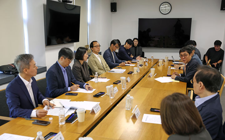 [서울=뉴시스] 최휘영 문화체육관광부 장관이 27일 서울 종로구 국립현대미술관 서울관에서 열린 문화예술정책자문위원회 출판 분과 제2차 회의에서 위원들과 함께 출판 분야 향후 정책 방향을 논의하고 있다. (사진=문화체육관광부 제공). 2026.04.27. photo@newsis.com *재판매 및 DB 금지