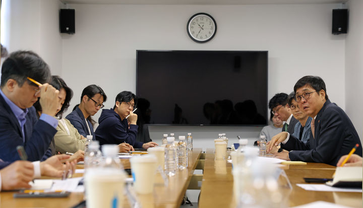 [서울=뉴시스] 최휘영 문화체육관광부 장관이 27일 서울 종로구 국립현대미술관 서울관에서 열린 문화예술정책자문위원회 출판 분과 제2차 회의에서 위원들과 함께 출판 분야 향후 정책 방향을 논의하고 있다. (사진=문화체육관광부 제공). 2026.04.27. photo@newsis.com *재판매 및 DB 금지