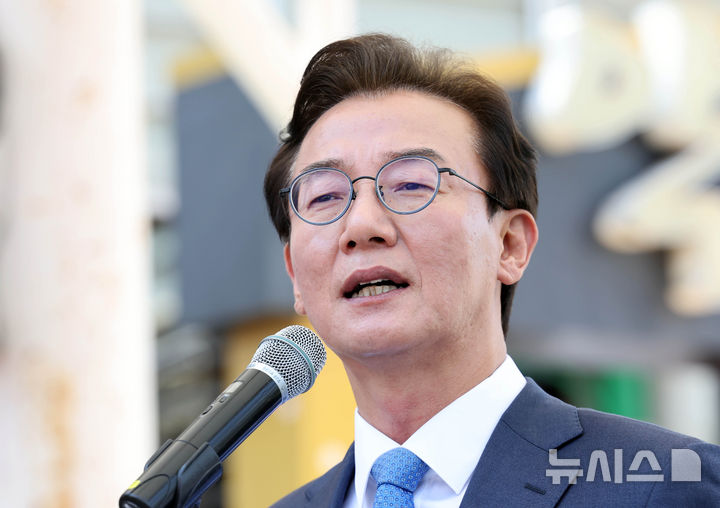  [부산=뉴시스] 하경민 기자 = 전재수 더불어민주당 부산시장 후보가 27일 부산 북구 구포시장에서 주민들에게 감사인사를 하고 있다. 2026.04.27. yulnetphoto@newsis.com