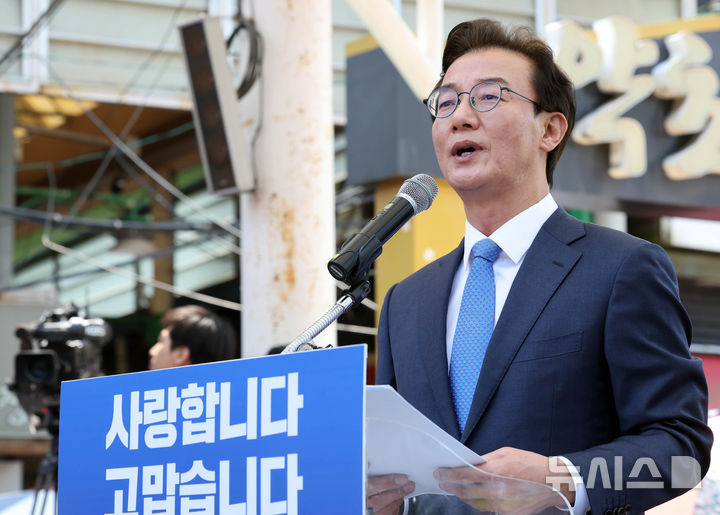  [부산=뉴시스] 하경민 기자 = 전재수 더불어민주당 부산시장 후보가 27일 부산 북구 구포시장에서 주민들에게 감사인사를 하고 있다. 2026.04.27. yulnetphoto@newsis.com