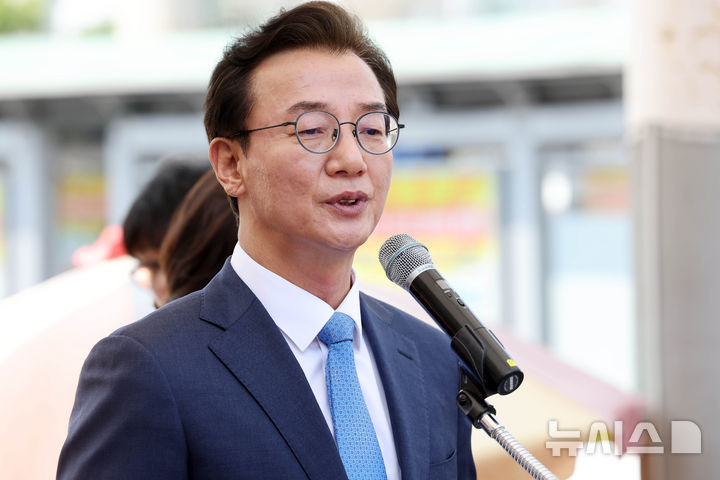  [부산=뉴시스] 하경민 기자 = 전재수 더불어민주당 부산시장 후보가 27일 부산 북구 구포시장에서 주민들에게 감사인사를 하고 있다. 2026.04.27. yulnetphoto@newsis.com