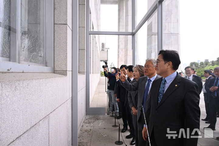 [서울=뉴시스] 고승민 기자 = 문재인 전 대통령이 27일 4.27 판문점 선언 8주년 행사차 서울 여의도 국회를 방문, 우원식 국회의장을 따라 12.3 계엄 당시 파손된 건물의 흔적을 살피고 있다. (공동취재) 2026.04.27. photo@newsis.com