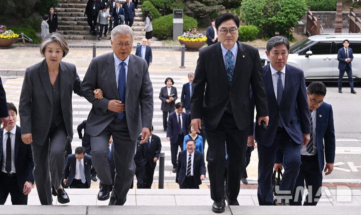 [서울=뉴시스] 고승민 기자 = 문재인 전 대통령이 27일 4.27 판문점 선언 8주년 행사차 서울 여의도 국회를 방문해 우원식 국회의장과 사랑재에서 오찬 및 기념촬영 후 참석자들과 이동하고 있다. (공동취재) 2026.04.27. photo@newsis.com