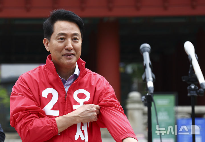 [서울=뉴시스] 김근수 기자 = 오세훈 국민의힘 서울시장 후보가 27일 서울 종로구 보신각 앞에서 후보자 옷을 입고 있다. 2026.04.27. ks@newsis.com