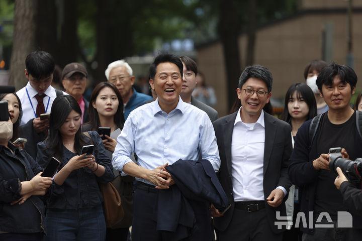 [서울=뉴시스] 김근수 기자 = 오세훈 국민의힘 서울시장 후보가 27일 서울 종로구 서울시청 인근에서 시민들에게 인사를 하고 있다. 2026.04.27. ks@newsis.com