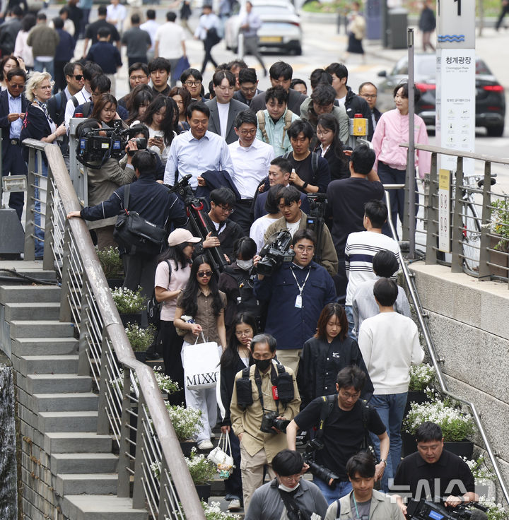 [서울=뉴시스] 김근수 기자 = 오세훈 국민의힘 서울시장 후보가 27일 서울 종로구 청계천에서 보신각으로 이동하고 있다. 2026.04.27. ks@newsis.com