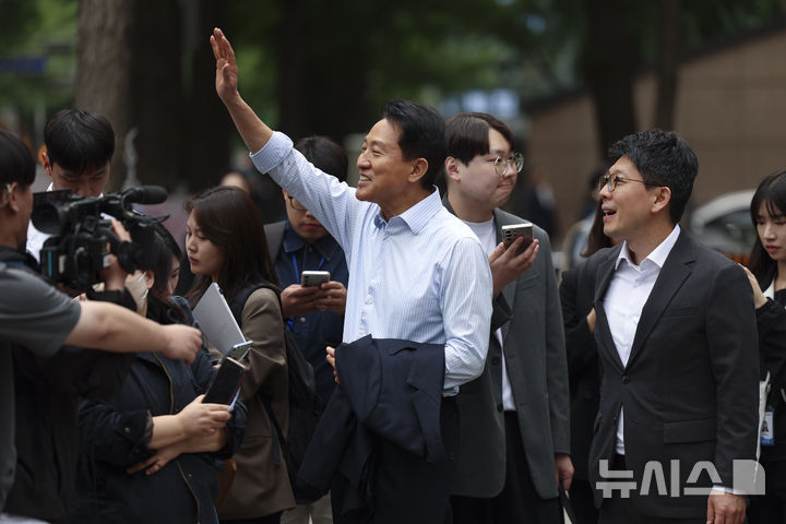 [서울=뉴시스] 김근수 기자 = 오세훈 국민의힘 서울시장 후보가 27일 서울 종로구 서울시청 인근에서 시민들에게 인사를 하고 있다. 2026.04.27. ks@newsis.com