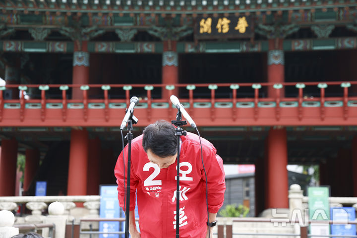 [서울=뉴시스] 김근수 기자 = 오세훈 국민의힘 서울시장 후보가 27일 서울 종로구 보신각 앞에서 출마 선언을 마치고 인사를 하고 있다. 2026.04.27. ks@newsis.com