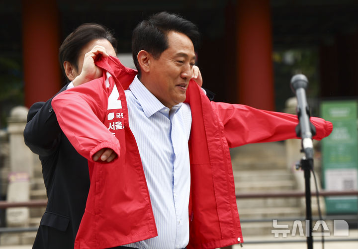 [서울=뉴시스] 김근수 기자 = 오세훈 국민의힘 서울시장 후보가 27일 서울 종로구 보신각 앞에서 후보자 옷을 입고 있다. 2026.04.27. ks@newsis.com