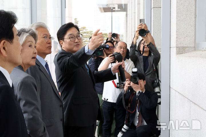 [서울=뉴시스] 고승민 기자 = 문재인 전 대통령이 27일 4.27 판문점선언 8주년 행사 참석차 서울 여의도 국회를 방문, 우원식 국회의장으로부터 12.3 계엄 당시 군이 부순 국회 시설에 대한 설명을 듣고 있다. (공동취재) 2026.04.27. photo@newsis.com