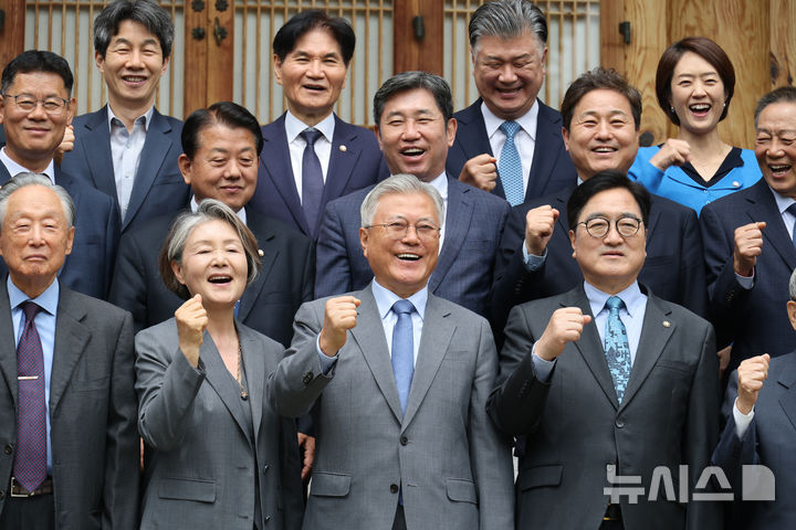 [서울=뉴시스] 고승민 기자 = 문재인 전 대통령이 27일 4.27 판문점선언 8주년 행사를 위해 국회를 방문해 사랑재에서 오찬 후 우원식 국회의장 등 참석자들과 기념 촬영을 하고 있다. (공동취재) 2026.04.27. photo@newsis.com