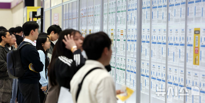 [서울=뉴시스] 최진석 기자 = 4월 27일 오전 서울 강남구 코엑스에서 열린 '2026 제1차 KB굿잡 우수기업 취업박람회'를 찾은 취업준비생이 채용공고를 살펴보고 있다. 2026.04.27. myjs@newsis.com
