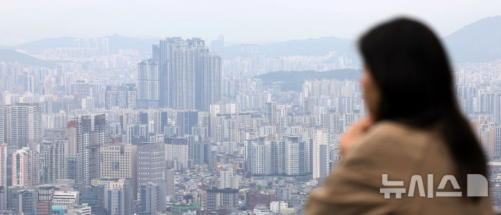 [서울=뉴시스] 홍효식 기자 = 서울 아파트 전세 품귀 현상으로 평균 전셋값이 역대 최고치를 찍은 것으로 나타났다. 27일 KB부동산 4월 전국 주택가격 동향(13일 기준)에 따르면, 서울 아파트 평균 전세가격은 이달 기준 6억8147만원으로 통계 집계 이래 최고치를 찍었다.사진은 이날 서울 중구 남산에서 바라본 아파트 단지 모습. 2026.04.27. yesphoto@newsis.com