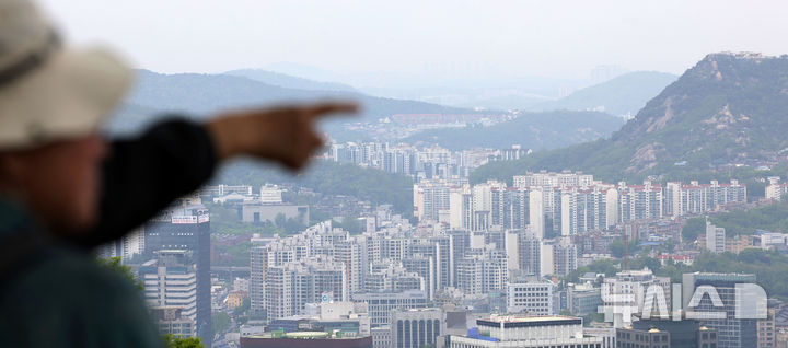 [서울=뉴시스] 홍효식 기자 = 서울 중구 남산에서 바라본 아파트 단지 모습. 2026.04.27. yesphoto@newsis.com