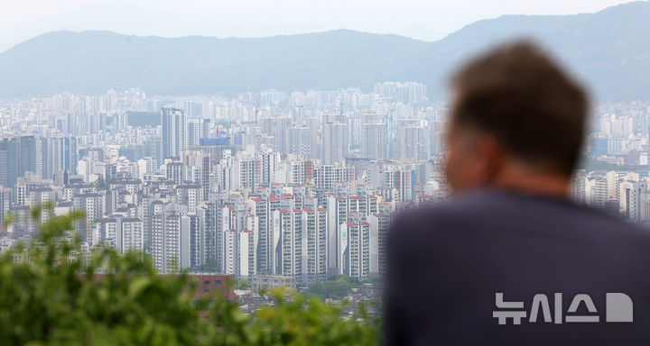 [서울=뉴시스] 홍효식 기자 = 서울 중구 남산에서 바라본 아파트 단지 모습. 2026.04.27. yesphoto@newsis.com