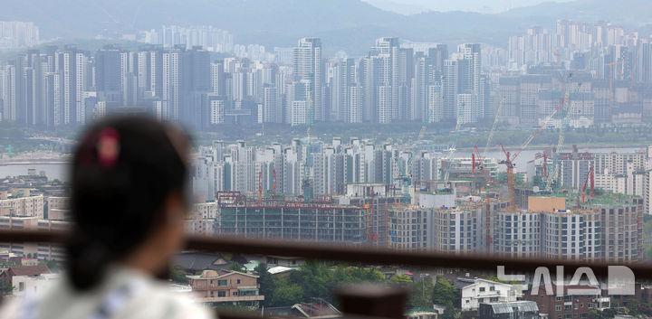 [서울=뉴시스] 홍효식 기자 = 서울에서 바라본 아파트 단지 모습. 2026.04.27. yesphoto@newsis.com
