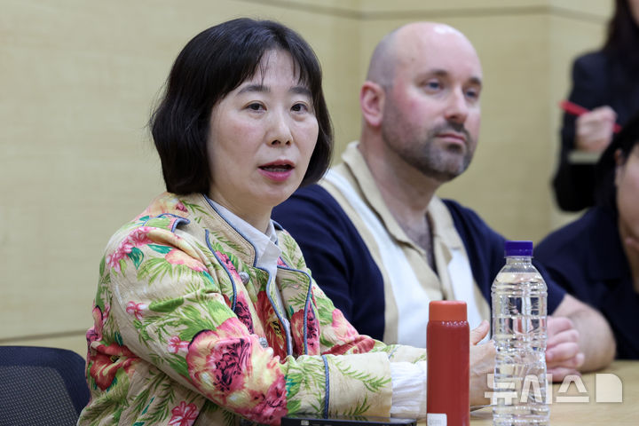 [서울=뉴시스] 박진희 기자 = 연극 '그의 어머니' 연출 류주연과 원작가 에번 플레이시가 27일 서울 중구 국립극단 명동예술극장에서 기자간담회를 하고 있다. 2026.04.27. pak7130@newsis.com