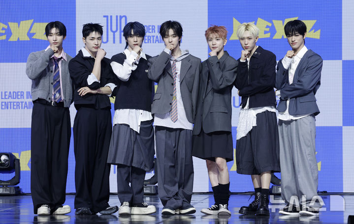[서울=뉴시스] 김혜진 기자 = 그룹 넥스지가 27일 오후 서울 용산구 블루스퀘어에서 열린 넥스지 두 번째 싱글 앨범 'Mmchk(음츠크)' 발매 기념 쇼케이스에서 포즈를 취하고 있다. 2026.04.27. jini@newsis.com