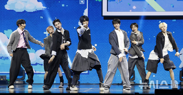 [서울=뉴시스] 김혜진 기자 = 그룹 넥스지가 27일 오후 서울 용산구 블루스퀘어에서 열린 넥스지 두 번째 싱글 앨범 'Mmchk(음츠크)' 발매 기념 쇼케이스에서 무대를 선보이고 있다. 2026.04.27. jini@newsis.com