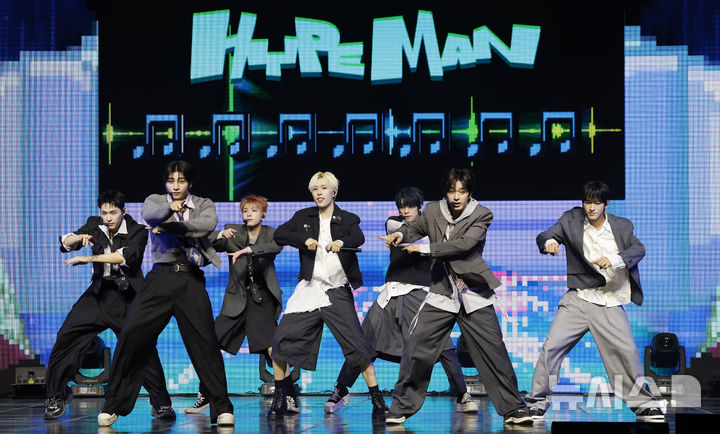 [서울=뉴시스] 김혜진 기자 = 그룹 넥스지가 27일 오후 서울 용산구 블루스퀘어에서 열린 넥스지 두 번째 싱글 앨범 'Mmchk(음츠크)' 발매 기념 쇼케이스에서 무대를 선보이고 있다. 2026.04.27. jini@newsis.com