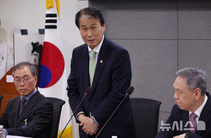 [서울=뉴시스] 조성봉 기자 = 권오을 국가보훈부 장관이 27일 오후 서울 여의도 국회 의원회관 간담회의실에서 열린 안중근의사 유해발굴 봉환을 위한 국회·범정부 추진과제 마련 국회토론회에서 인사말을 하고 있다. 2026.04.29. suncho21@newsis.com