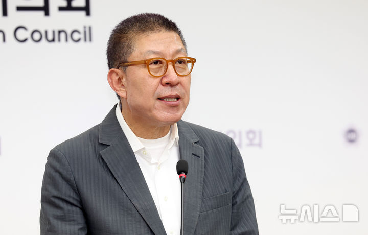  [부산=뉴시스] 하경민 기자 = 박형준 부산시장이 27일 부산 연제구 부산시의회 브리핑룸에서 6·3지방선거 부산시장 선거 출마 기자회견을 갖고 있다. 2026.04.27. yulnetphoto@newsis.com