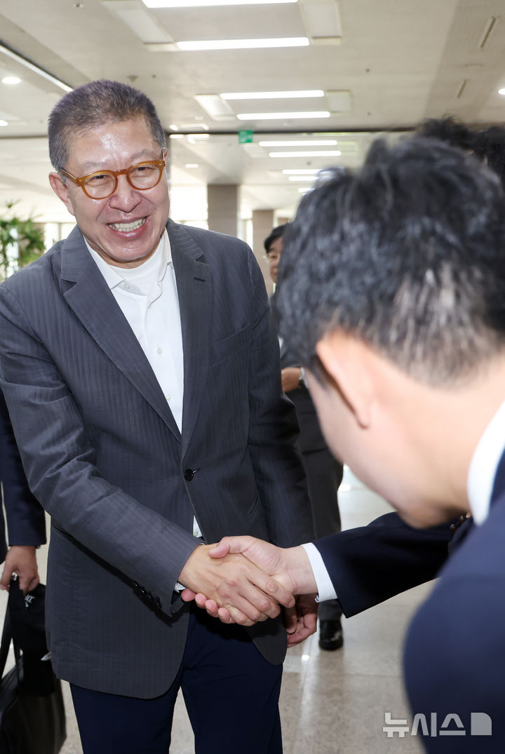  [부산=뉴시스] 하경민 기자 = 박형준 부산시장이 27일 부산 연제구 부산시의회 브리핑룸에서 6·3지방선거 부산시장 선거 출마 기자회견을 갖기에 앞서 지지자들과 인사하고 있다. 2026.04.27. yulnetphoto@newsis.com