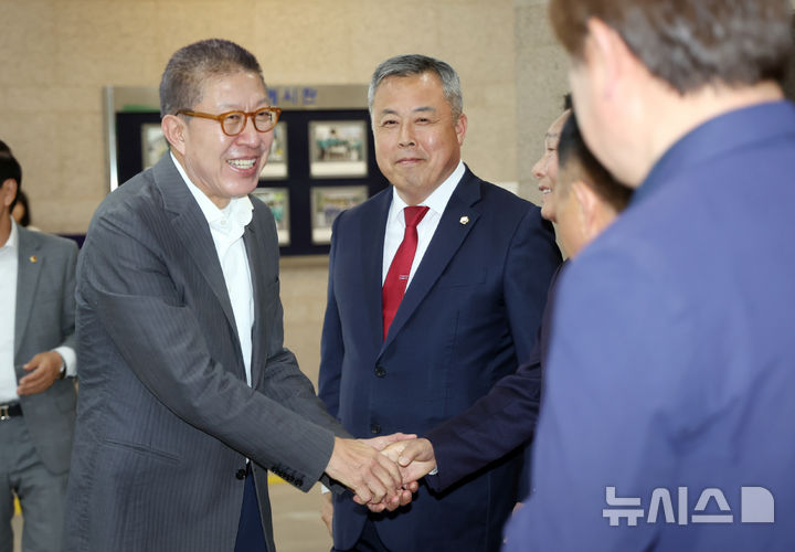  [부산=뉴시스] 하경민 기자 = 박형준 부산시장이 27일 부산 연제구 부산시의회 브리핑룸에서 6·3지방선거 부산시장 선거 출마 기자회견을 갖기에 앞서 지지자들과 인사하고 있다. 2026.04.27. yulnetphoto@newsis.com