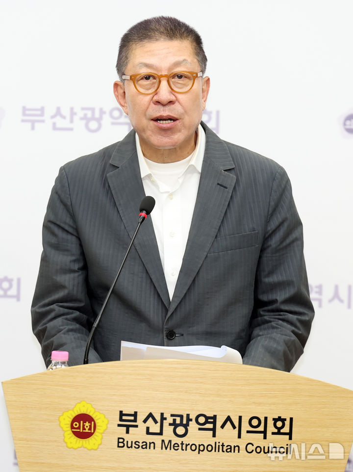  [부산=뉴시스] 하경민 기자 = 박형준 부산시장이 27일 부산 연제구 부산시의회 브리핑룸에서 6·3지방선거 부산시장 선거 출마 기자회견을 갖고 있다. 2026.04.27. yulnetphoto@newsis.com