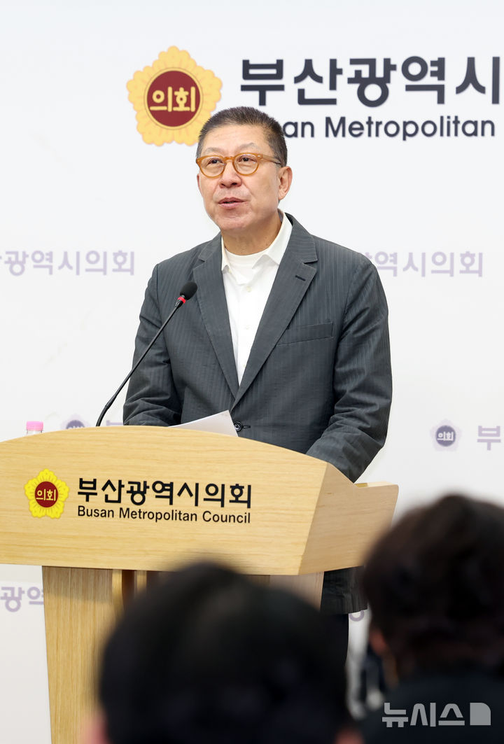  [부산=뉴시스] 하경민 기자 = 박형준 부산시장이 27일 부산 연제구 부산시의회 브리핑룸에서 6·3지방선거 부산시장 선거 출마 기자회견을 갖고 있다. 2026.04.27. yulnetphoto@newsis.com