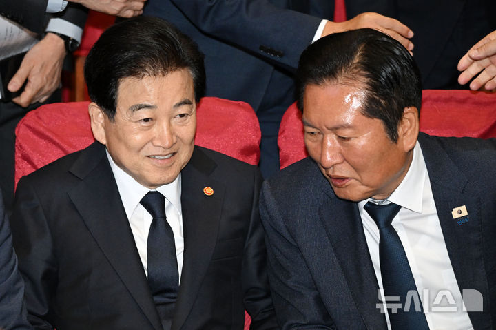 [서울=뉴시스] 김금보 기자 = 정동영(왼쪽) 통일부 장관과 정청래 더불어민주당 대표가 27일 오후 서울 여의도 국회 의원회관에서 열린 4.27 판문점 선언 8주년 기념식에서 대화하고 있다. (공동취재) 2026.04.27. photo@newsis.com