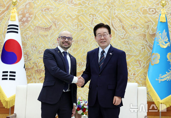 [서울=뉴시스] 고범준 기자 = 이재명 대통령이 27일 청와대에서 데미스 하사비스 구글 딥마인드 CEO를 접견하며 기념촬영을 하고 있다. 2026.04.27. bjko@newsis.com