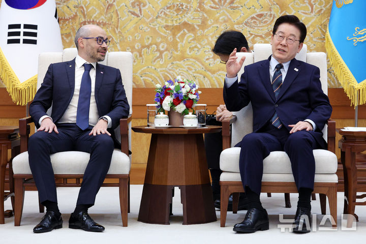 [서울=뉴시스] 고범준 기자 = 이재명 대통령이 27일 청와대에서 데미스 하사비스 구글 딥마인드 CEO를 접견하고 있다. 2026.04.27. bjko@newsis.com