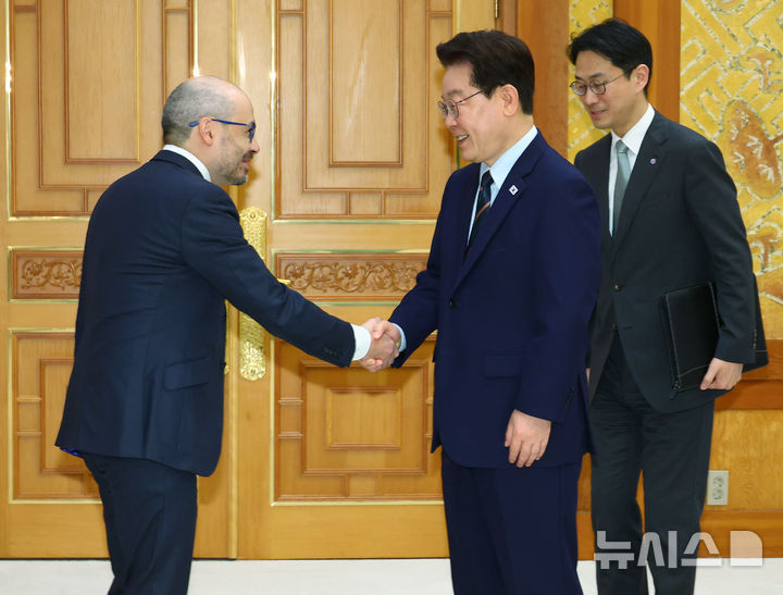 [서울=뉴시스] 고범준 기자 = 이재명 대통령이 27일 청와대에서 데미스 하사비스 구글 딥마인드 CEO를 접견하며 악수하고 있다. 2026.04.27. bjko@newsis.com