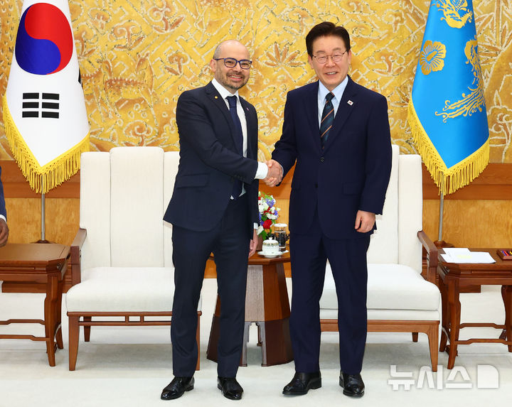 [서울=뉴시스] 고범준 기자 = 이재명 대통령이 27일 청와대에서 데미스 하사비스 구글 딥마인드 CEO를 접견하며 기념촬영을 하고 있다. 2026.04.27. bjko@newsis.com