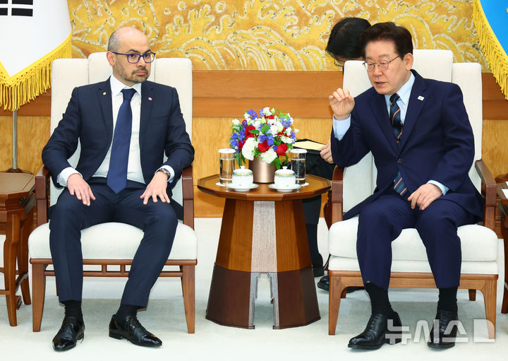 [서울=뉴시스] 고범준 기자 = 이재명 대통령이 27일 청와대에서 데미스 하사비스 구글 딥마인드 CEO를 접견하고 있다. 2026.04.27. bjko@newsis.com