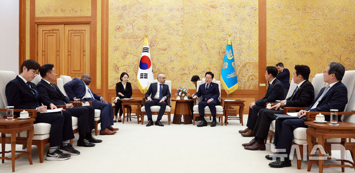 [서울=뉴시스] 고범준 기자 = 이재명 대통령이 27일 청와대에서 데미스 하사비스 구글 딥마인드 CEO를 접견하고 있다. 2026.04.27. bjko@newsis.com