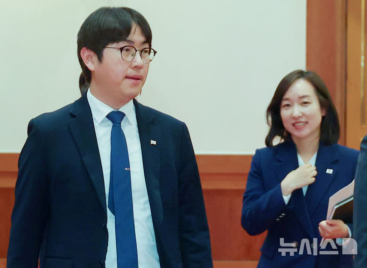 [서울=뉴시스] 고범준 기자 = 하정우(왼쪽) AI미래기획수석과 전은수 대변인이 27일 청와대에서 열린 이재명 대통령, 데미스 하사비스 구글 딥마인드 CEO 접견 일정에 참석하고 있다. 2026.04.27. bjko@newsis.com