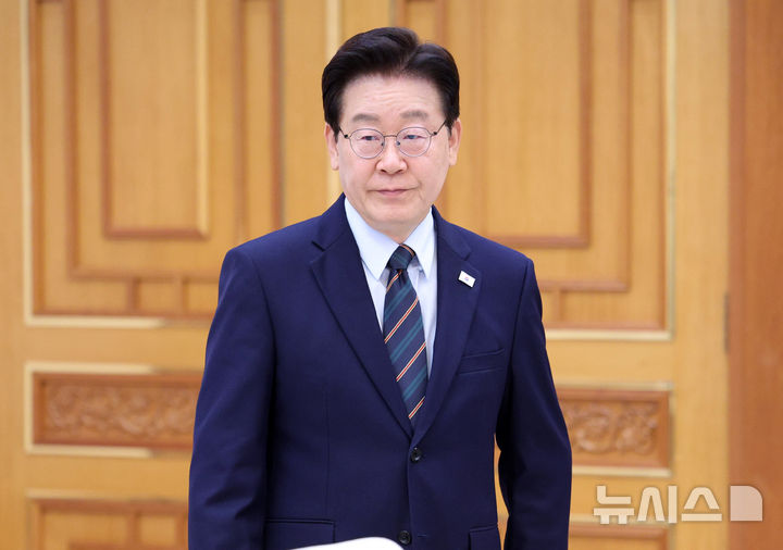 [서울=뉴시스] 고범준 기자 = 이재명 대통령이 27일 청와대에서 데미스 하사비스 구글 딥마인드 CEO를 접견하기 위해 입장하고 있다. 2026.04.27. bjko@newsis.com