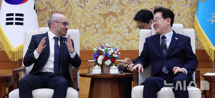 [서울=뉴시스] 고범준 기자 = 데미스 하사비스 구글 딥마인드 CEO가 27일 청와대에서 이재명 대통령을 예방하며 발언하고 있다. 2026.04.27. bjko@newsis.com