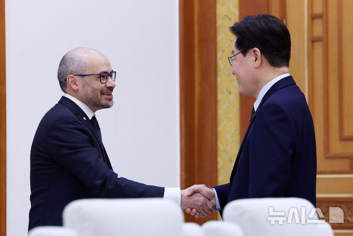 [서울=뉴시스] 고범준 기자 = 이재명 대통령이 27일 청와대에서 데미스 하사비스 구글 딥마인드 CEO 접견에 앞서 악수하고 있다. 2026.04.27. bjko@newsis.com