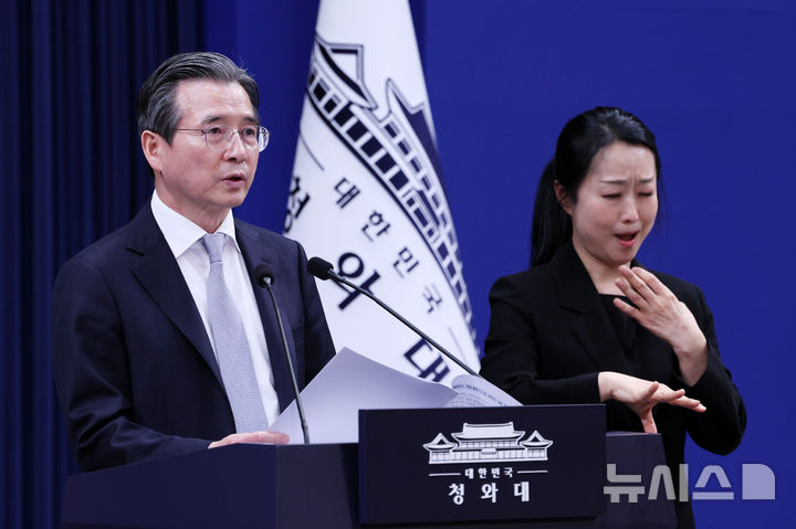 [서울=뉴시스] 고범준 기자 = 김용범 정책실장이 27일 청와대 춘추관에서 데미스 하사비스 구글 딥마인드 CEO 접견 관련 브리핑을 하고 있다. 2026.04.27. bjko@newsis.com