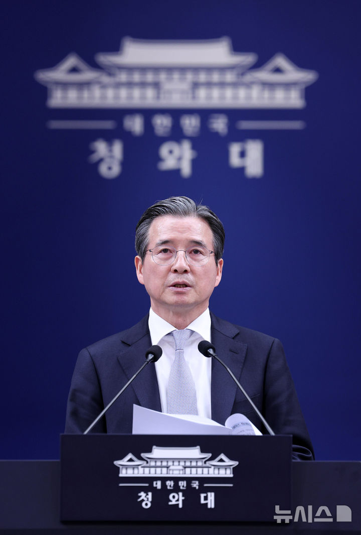 김용범 정책실장이 데미스 하사비스 구글 딥마인드 CEO 접견과 관련해 브리핑을 하는 모습