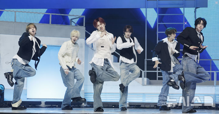 [서울=뉴시스] 김혜진 기자 = 그룹 투어스가 27일 오후 서울 광진구 예스24라이브홀에서 열린 투어스 미니 5집 'NO TRAGEDY' 발매 기념 쇼케이스에서 무대를 선보이고 있다. 2026.04.27. jini@newsis.com